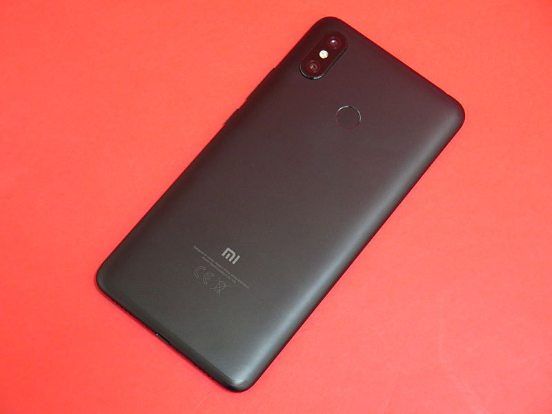 本体背面は金属製で、ガラス素材のものと比較して滑りにくいのがいい