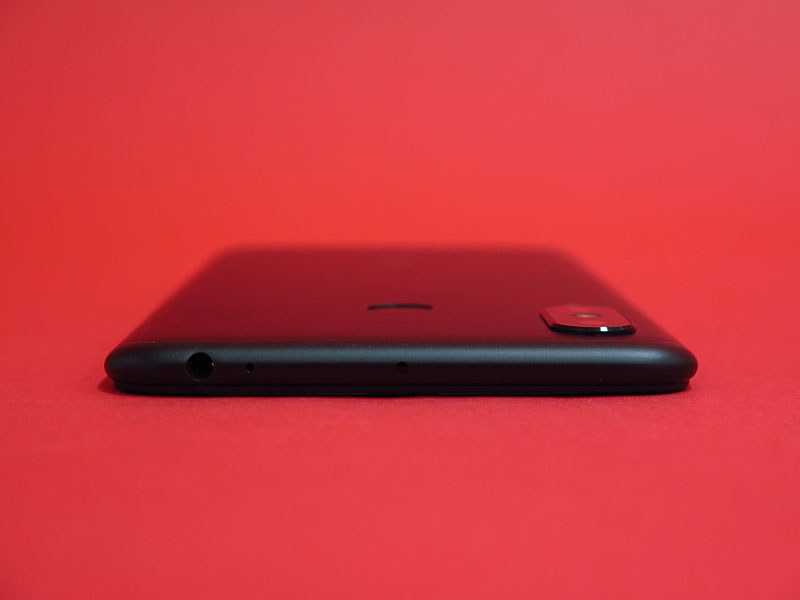 緩やかなラウンド形状のエッジで手にフィットしやすい