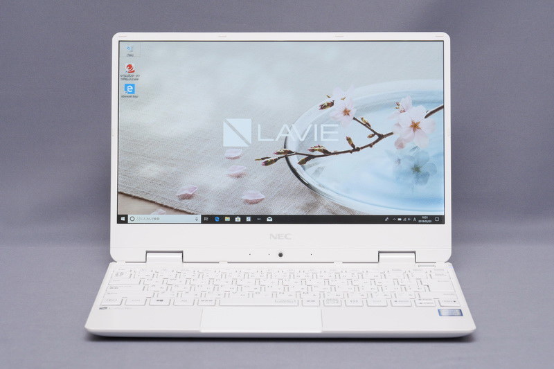 ディスプレイを開いて正面から見た様子。ディスプレイが3辺狭額縁仕様となり、12.5型液晶搭載ながらコンパクトな筐体を実現