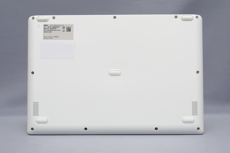 底面。ファンレス仕様で、排気口や吸気スリットなどもない