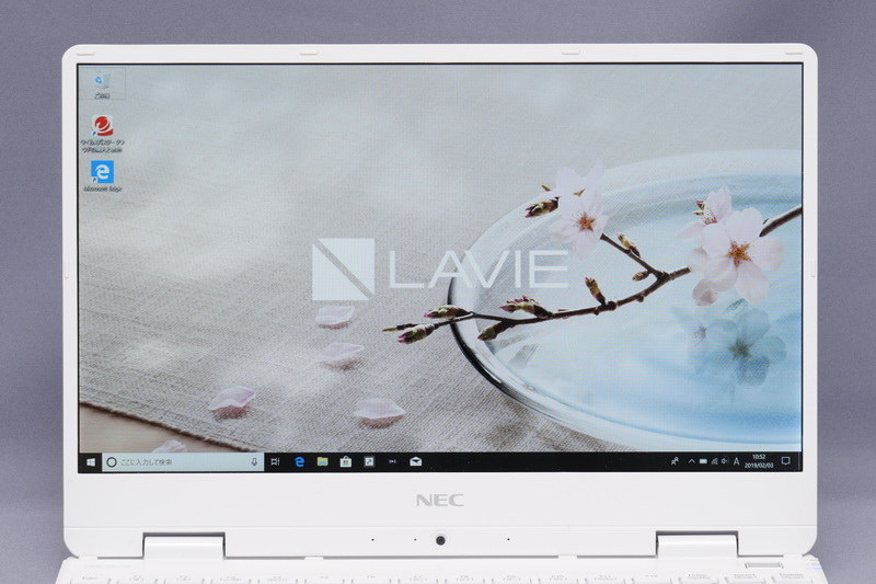 従来モデル同様、フルHD表示対応の12.5型IPS液晶を採用。3辺狭額縁仕様で、筐体の小型化にも貢献