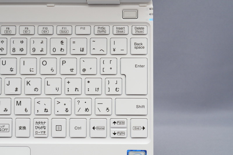 Enterキーが大きくなりEnterキー付近のキーピッチも主要キーと同等となった。ただ、カーソルキーの上下キーの仕様は残念