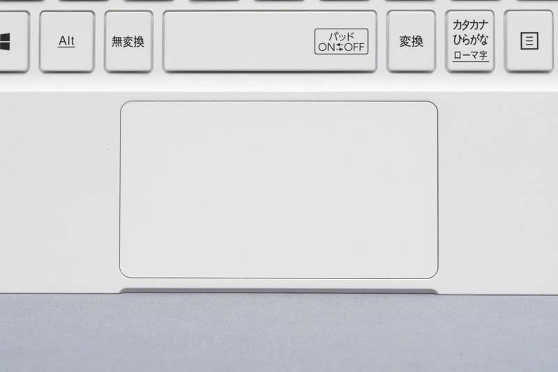 ポインティングデバイスは、クリックボタン一体型のタッチパッドを採用。十分な面積があり、ジェスチャー操作もサポートしており利便性は良好だ