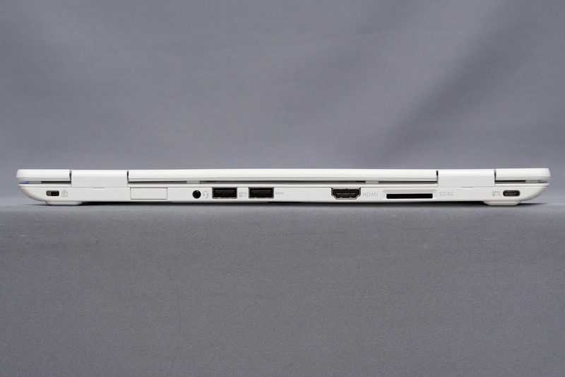 外部ポートは、従来モデル同様に背面に集約。オーディオジャック、USB 3.0×2、HDMI、SDカードスロット、USB Type-Cの各ポートを用意している