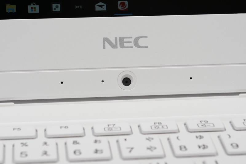 720p対応のWebカメラはディスプレイ下部中央に搭載