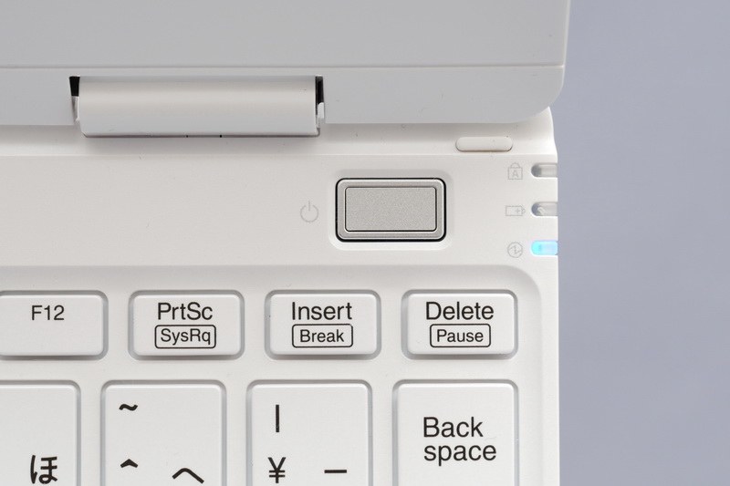 電源ボタン一体型の指紋認証センサーを搭載しており、利便性を損なうことなく高いセキュリティ性を確保できる