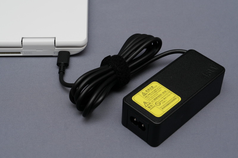 ACアダプタは、背面のUSB Type-Cに接続して利用する