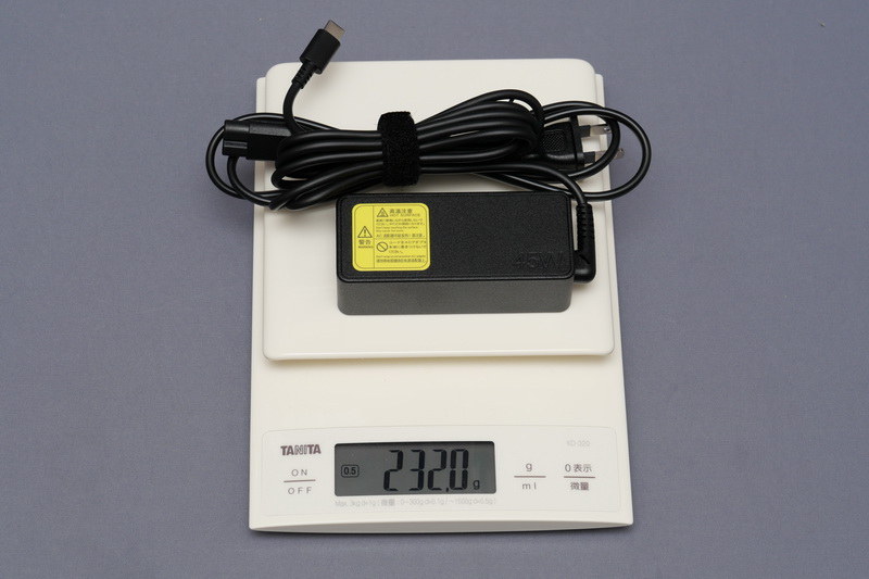ACアダプタの重量は、付属電源ケーブル込みで実測232gだった