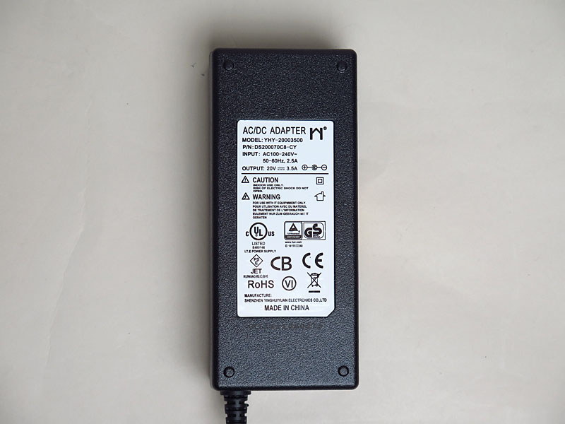 付属のACアダプタは20V/2.5A出力。もちろんPSEも取得している