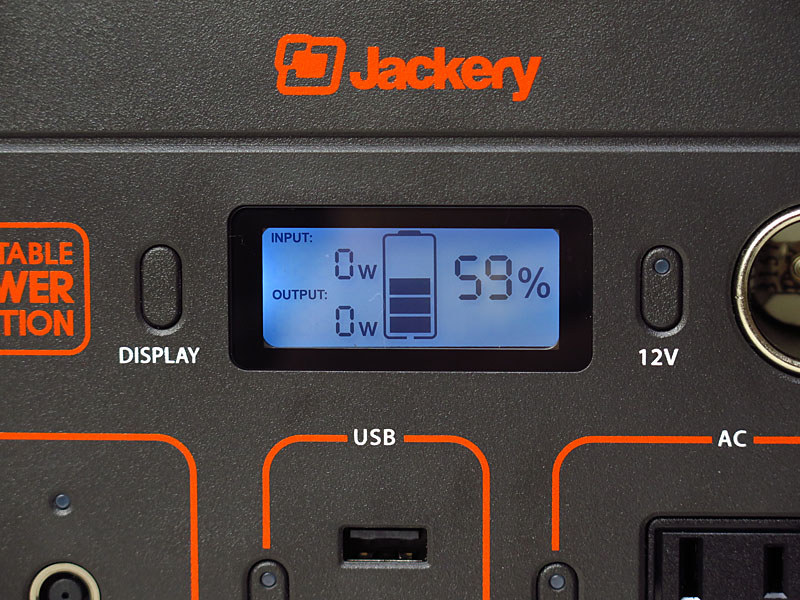 本体正面に液晶を搭載しており、出力や入力W数がわかる