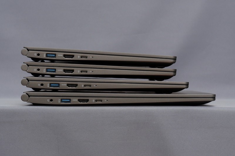 4モデルを重ねて横から見た様子。高さは17型モデルが17.4mmともっとも厚いが、重ねてみるとそれほど大きな違いは感じられない