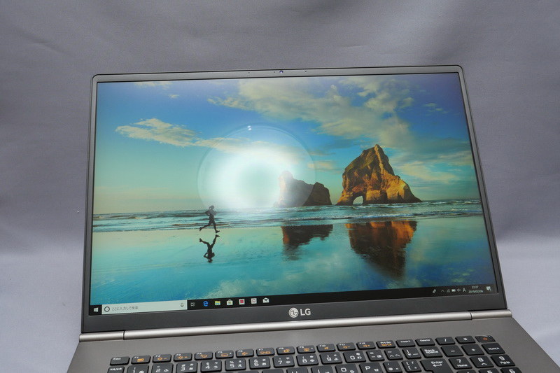 表面は光沢処理のため外光の映り込みはやや気になる