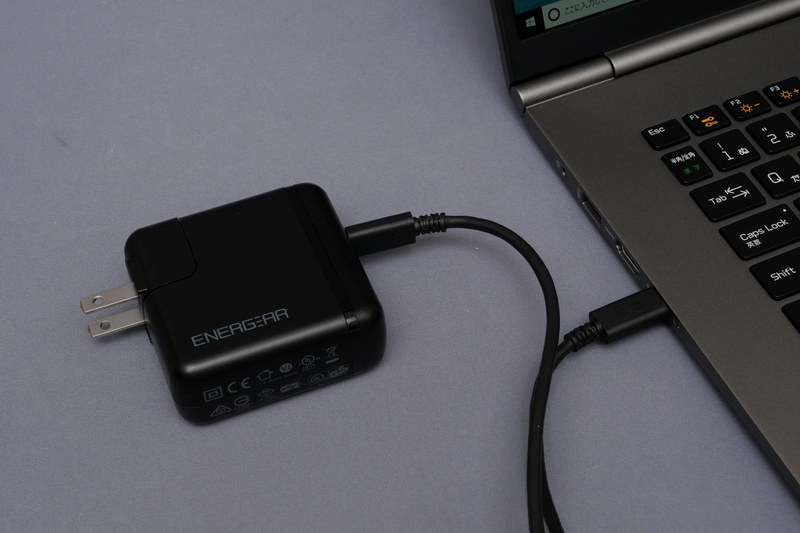 電源ボタンは指紋認証センサー一体型で、テンキー右上に用意。こちらもできればキーボード領域とは異なる場所に配置してもらいたい