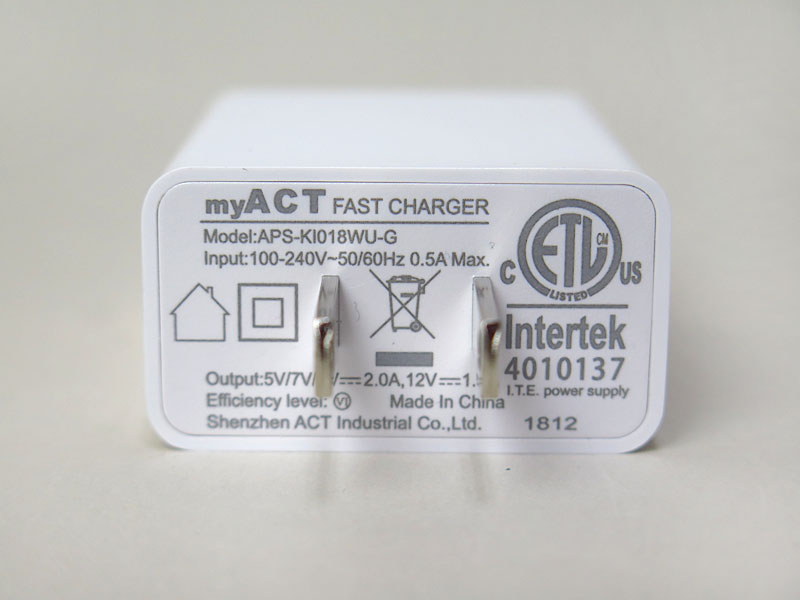 付属のACアダプタとUSB Type-A→Type-Cケーブル