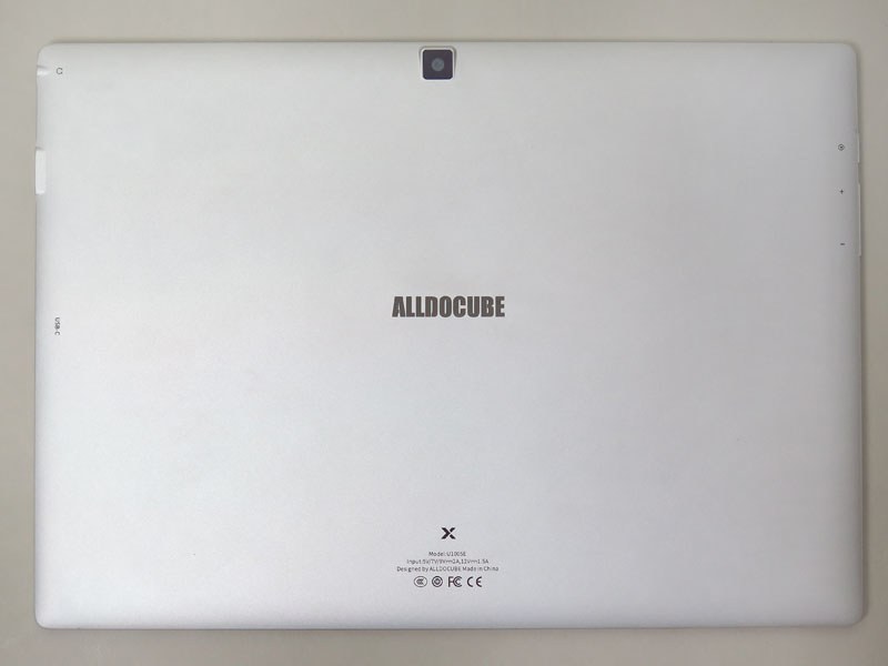 金属のユニボディでシームレスな印象を受ける