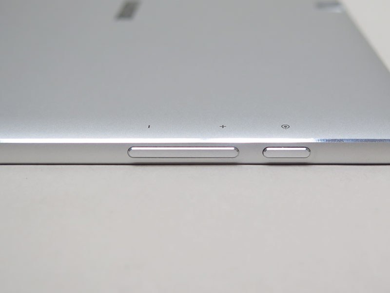 左側面に音量ボタンと電源ボタンを備える