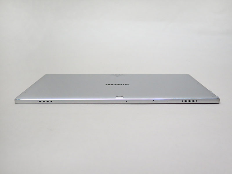 本体上部にスピーカーを備えるのはユニークだろう