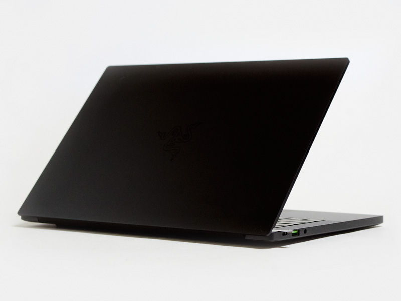 斜め後ろから。アルミ製ユニボディで黒色アルマイト加工がカッコいい