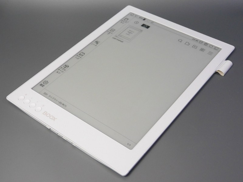 従来の「BOOX Max2」の上位版に相当する。縦向き利用を基本としたデザインで、フロントライトは搭載しない