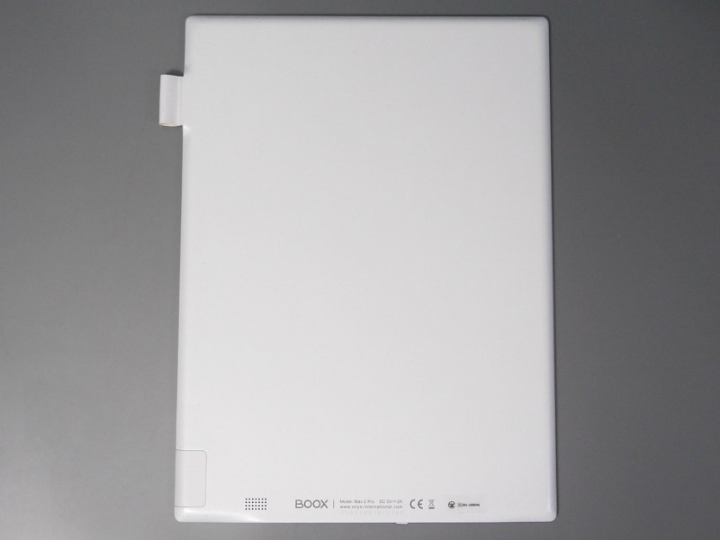 本体背面。下部にはスピーカーを搭載する。カメラは前後ともに搭載しない