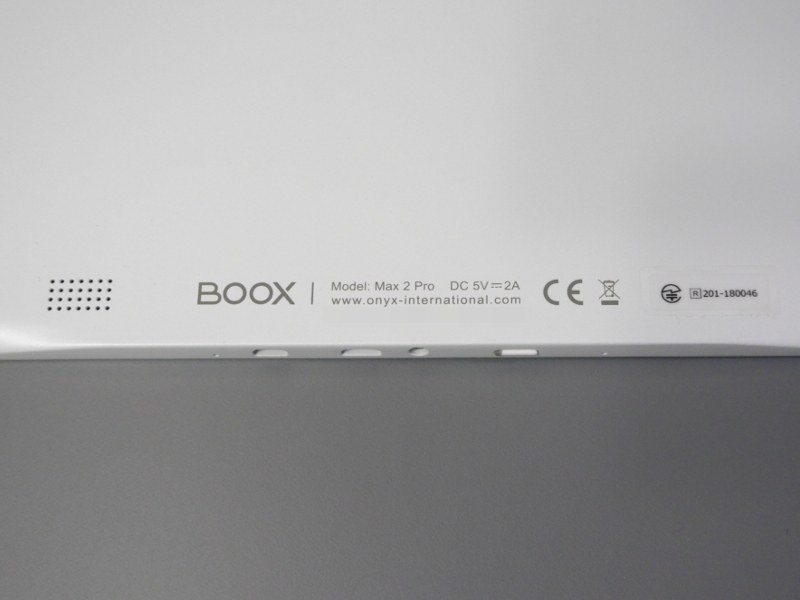 技適の番号は裏面下部にシールで貼付されている