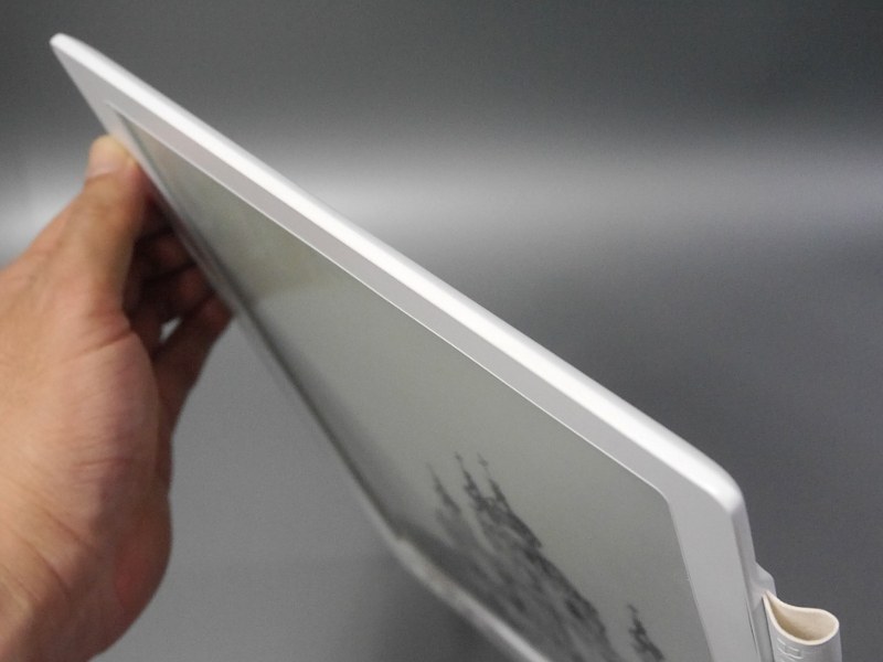 本体上部および左右はポートおよびボタン類は搭載しない。断面はくさび状にカットされている