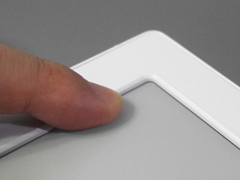 ベゼルとの間には段差がある