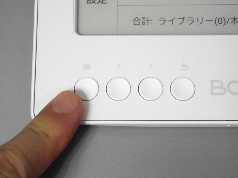 正面左下に4つの物理ボタンを搭載する