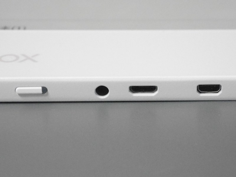 ポートおよびボタン類は底面に集約されている。電源ボタン、イヤフォンジャック、Micro USBコネクタのほかMicro HDMI端子も搭載する