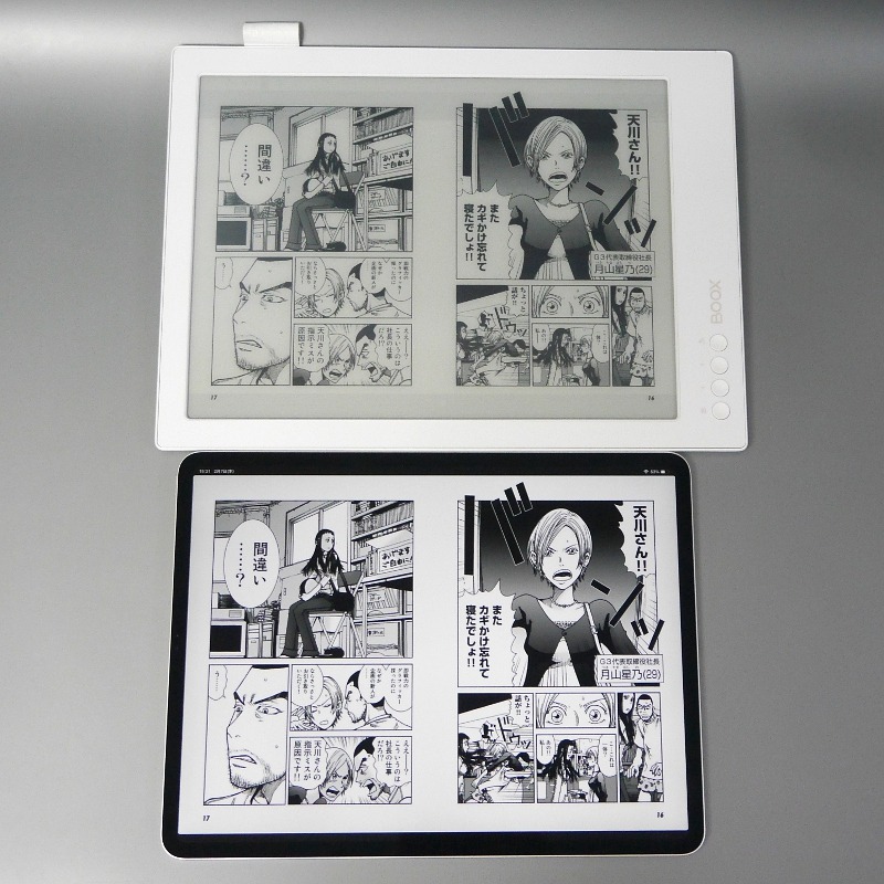 12.9インチiPad Pro(下)とのサイズ比較。本製品のほうがひとまわり大きいことがわかる