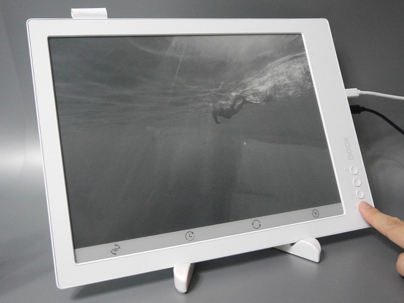 メニューボタンを押すと、下段にメニューバーが表示される