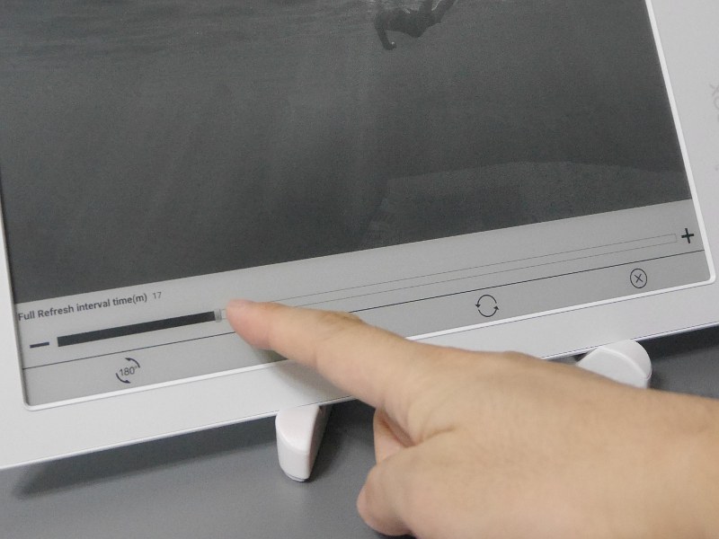 タッチ操作でスライダを動かすことで、自動リフレッシュの間隔を5～60分の範囲で指定できる