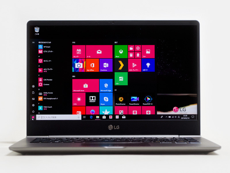 全面。パネル中央上に720p Webカメラ