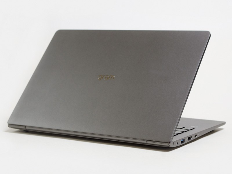 斜め後ろから。天板はダークシルバー。天板中央にgramのロゴ。バッテリは内蔵式で着脱できない