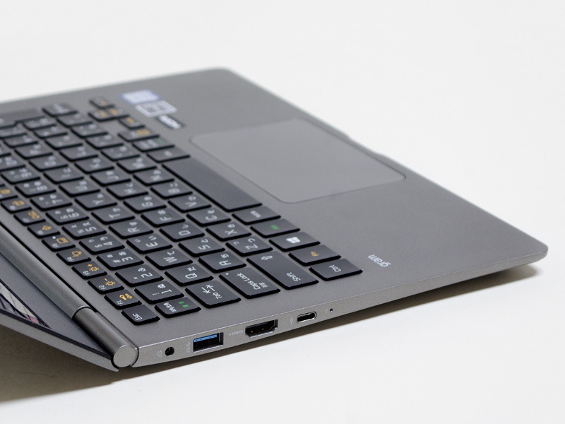 左側面。USB 3.0、HDMI、Type-C。パネルの傾きはこれが最大