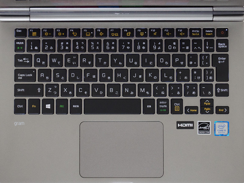 キーボード(バックライト付き)。テンキーなしのアイソレーションタイプ。右上の電源ボタンは指紋センサー兼となっている。タッチパッドは一枚プレート型