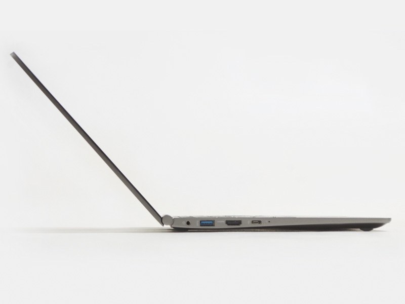 横から。閉じた状態で15.5mmなので、開くとかなり薄いのが分かる