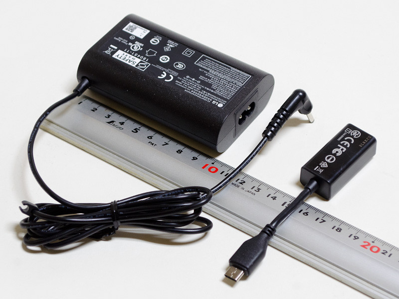 ACアダプタとType-Cアダプタ式10Base-T/100Base-TX。サイズ約95×60×25mm(幅×奥行き×高さ)、重量180g、出力19V/2.53A。海外製品としては珍しくコネクタがメガネタイプ