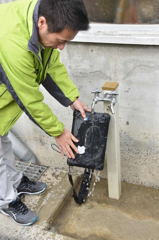 汚れたら洗えばいい。端子類のカバーが開いていても平気だ。