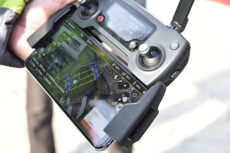 ドローンを使って現場をなめるように撮影させる