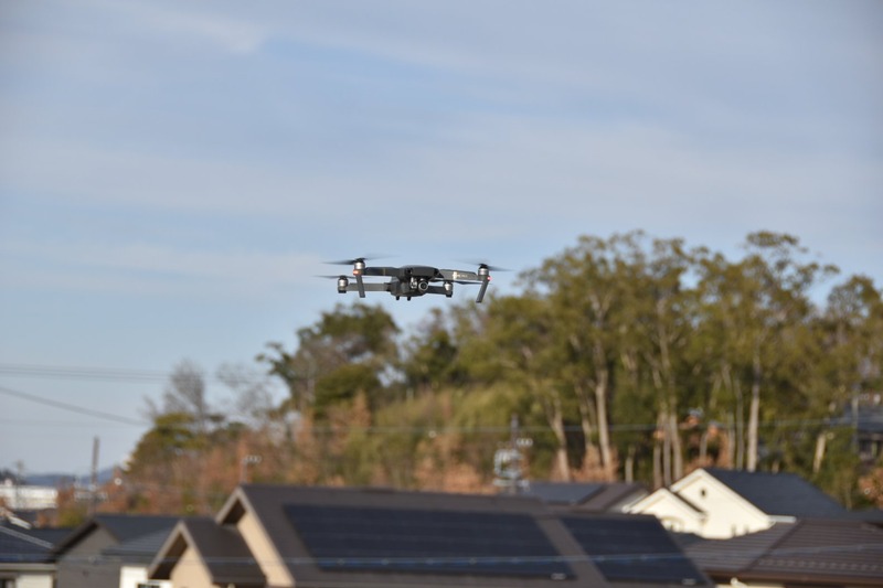 ドローンを使って現場をなめるように撮影させる