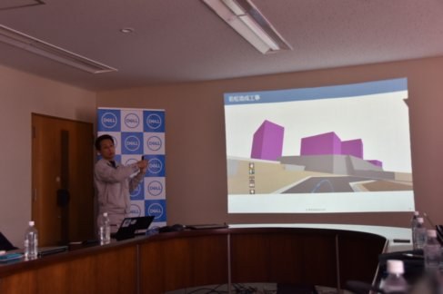 3Dデータで工事終了後のイメージの中に入り、細部を確認するデモをする松尾氏