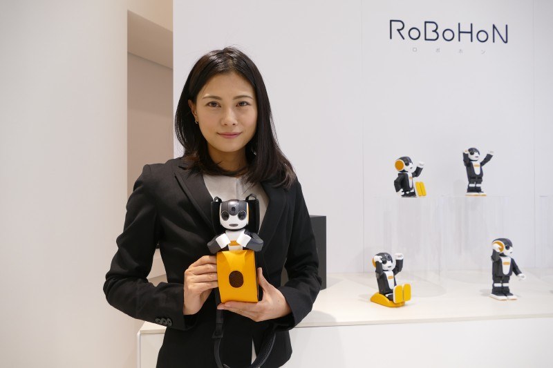 首から提げて用いる専用ケースも販売されている