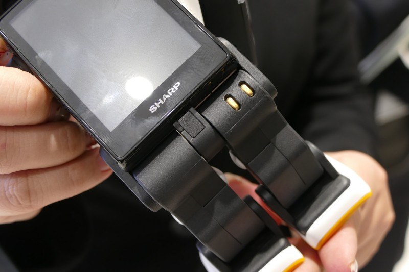 第2世代の充電端子の位置は右足付け根部分に移動。専用クレードルも小型化した