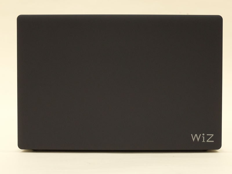 天面はマット加工で映り込みなどはない