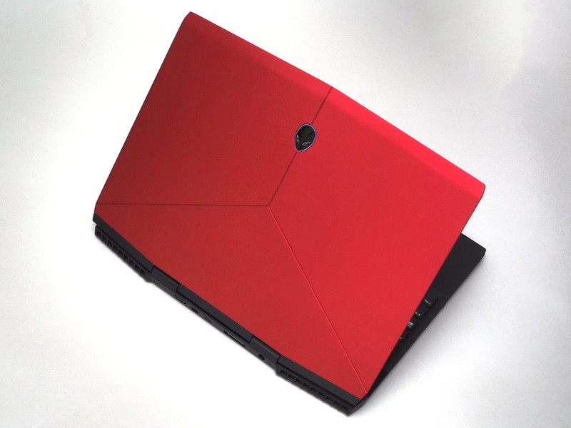 天板部のパネルはエピックシルバーとネビュラレッドから選べる。今回ののネビュラレッドはマットな仕上げ