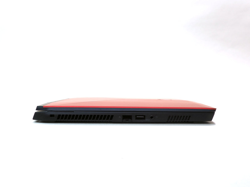 左側面にはGigabit Ethernet(未使用時にたためるタイプ)とUSB 3.0、ヘッドフォン/マイク端子