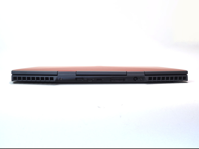 背面には映像出力端子のHDMI、Mini DisplayPort、USB Type-C(Thunderbolt 3対応)と、外付けGPUボックス「Alienware Graphics Amplifier」用の接続ポート、そしてACジャック