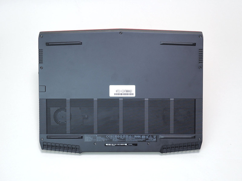 底面は3分の2強くらいの面積で吸気口を設けている