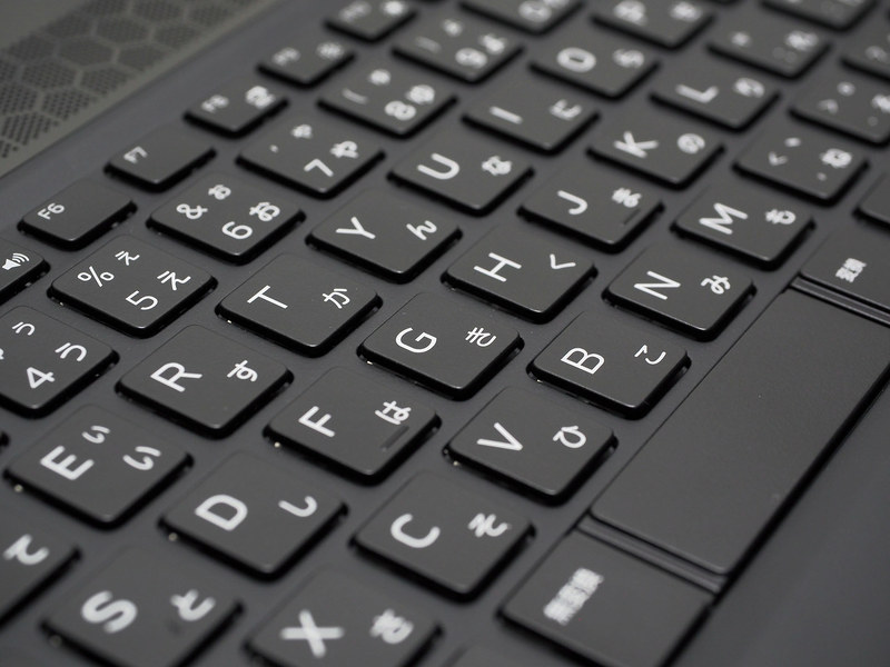 やや軽く感じたが、ストロークも十分な深さを確保している